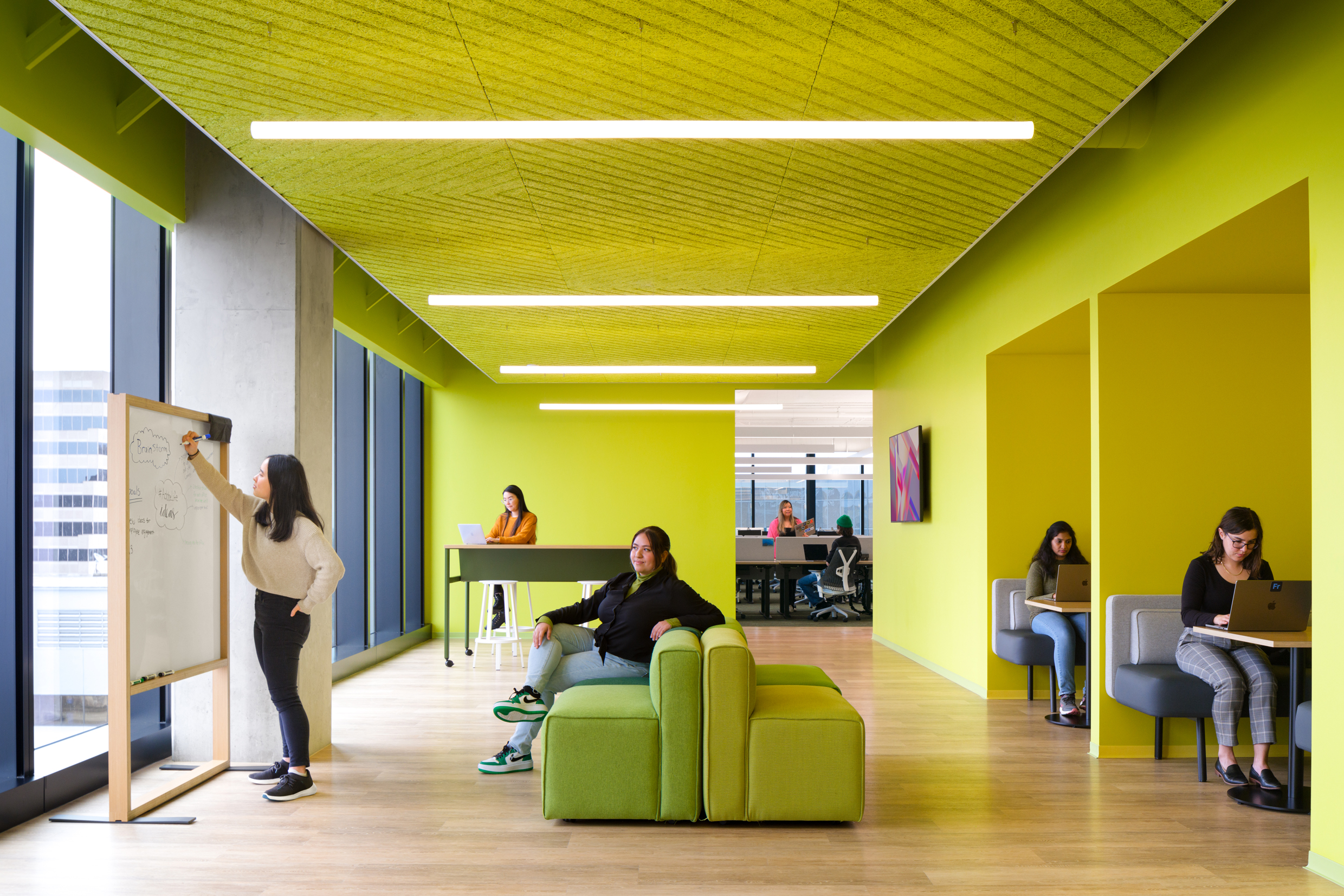 Văn phòng màu xanh dương giúp cải thiện mức độ tập trung suy nghĩ trong lúc họp (Ảnh: Jason O’Rear Photography). 